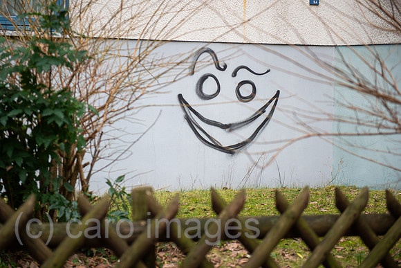 Berlin, Deutschland - Gespruehtes Gesicht auf einer Hauswand.