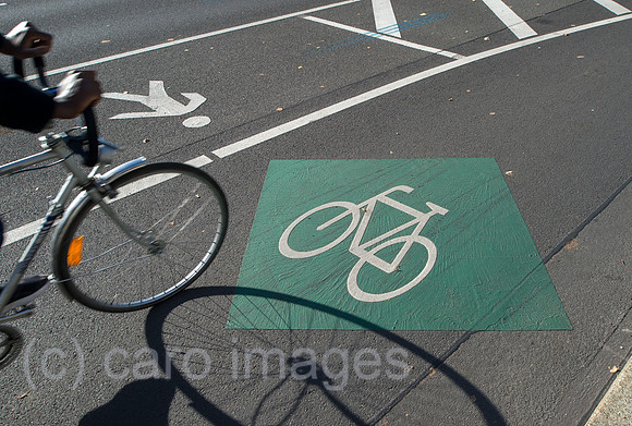 Berlin, Deutschland - Fahrbahnmarkierung Fahrradweg