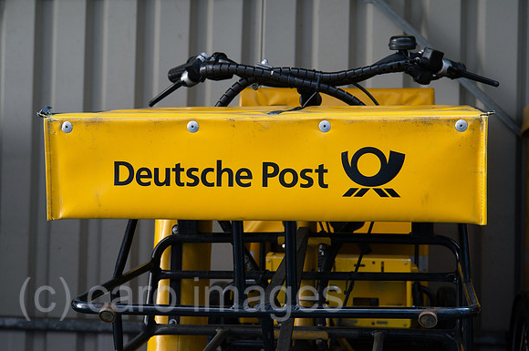 Berlin, Deutschland - Fahrrad der Briefzusteller der Deutschen Post.