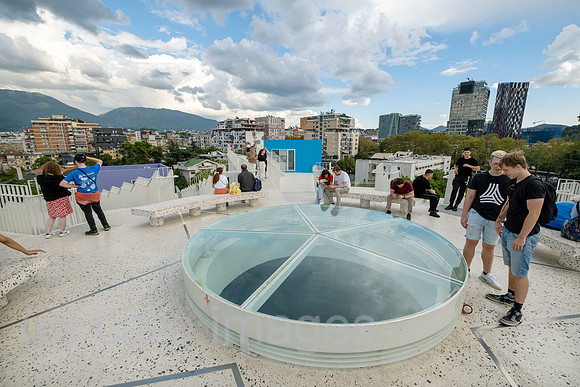 Albanien, Tirana - auf der Pyramide von Tirana, 1988 als Enver-Hoxha-Museum erbaut, dem 1985 verstorbenen Diktator gewidmet, heute Veranstaltungsort, Aussichtsplattform, Touristenmagnet