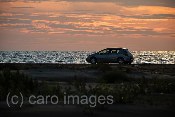 Albanien, Divjaka - Auto von einheimischen Touristen am Sandstrand im Nationalpark Divjaka-Karavasta