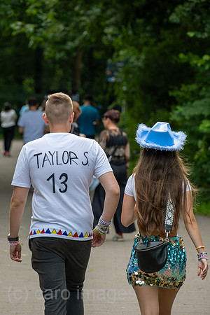 Deutschland, Hamburg - Taylor-Swift-Fans auf dem Weg zum Konzert ihres Stars im Volksparkstadion