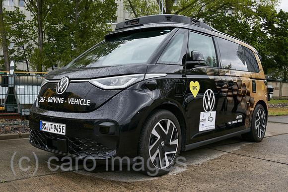 Berlin, Deutschland - Prototyp eines autonom fahrenden Fahrzeugs von MOIA auf Basis des VW ID Buzz.