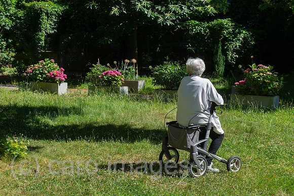 Berlin, Deutschland - Seniorin mit Rollator im Park