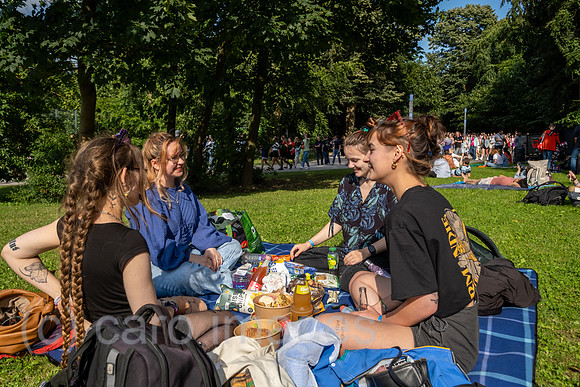 Deutschland, Hamburg - Taylor-Swift-Fans bei einem Picknick in Hoerweite des baldigen Konzert ihres Stars im Volksparkstadion