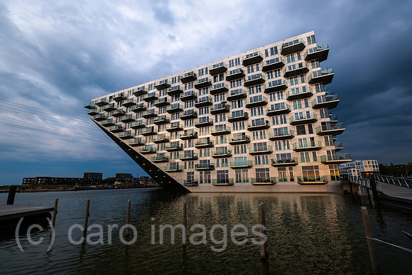 Niederlande, Amsterdam - Wohnprojekt Sluishuis (Schleusenhaus) auf kuenstlicher Insel bezahlbarer Wohnraum in IJburg, im Zuge des Wohnungsbauprogramm VINEX neu entstandener Stadtteil im Osten der Stad
