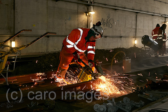 Berlin, Deutschland - Ein Facharbeiter mit einem Schienen-Trennschleifgeraet durchtrennt ein Gleis am Tunnelzulauf zum Tiefgeschoss des Berliner Hauptbahnhofes.