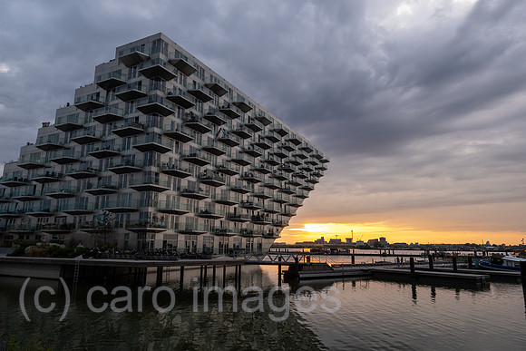 Niederlande, Amsterdam - Wohnprojekt Sluishuis (Schleusenhaus) auf kuenstlicher Insel bezahlbarer Wohnraum in IJburg, im Zuge des Wohnungsbauprogramm VINEX neu entstandener Stadtteil im Osten der Stad