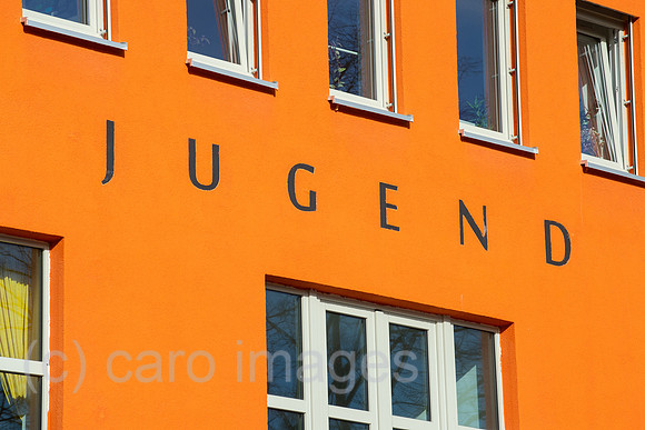 Berlin, Deutschland - Schriftzug Jugend an einer Hausfassade