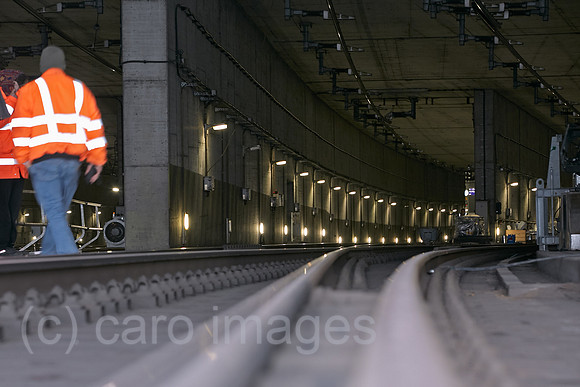 Berlin, Deutschland - Blick auf die Gleise und den leeren Rechtecktunnel in suedlicher Richtung zum Tiefgeschoss des Berliner Hauptbahnhofes.