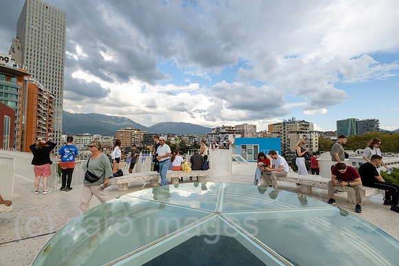 Albanien, Tirana - auf der Pyramide von Tirana, 1988 als Enver-Hoxha-Museum erbaut, dem 1985 verstorbenen Diktator gewidmet, heute Veranstaltungsort, Aussichtsplattform, Touristenmagnet