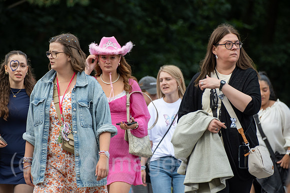 Deutschland, Hamburg - Taylor-Swift-Fans auf dem Weg zum Konzert ihres Stars im Volksparkstadion