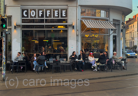 Deutschland, Bremen - Junge Leute sitzen im Strassencafe an der Sielwall-Kreuzung, Zentrum des in Bremen beliebten Stadtteils genannt Viertel, bestehend aus Steintor und Ostertor