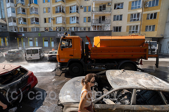 Ukraine, Lwiw - Ukraine-Krieg: Aufraeumarbeiten nach russischen Raketen- und Drohnenangriff auf Wohnviertel im Zentrum (7 Tote, ca. 30 Verletzte)