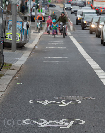 Berlin, Deutschland - Fahrradstreifen mit Fahrradfahrern