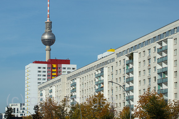Berlin, Deutschland - DDR Plattenbauten mit Fernsehturm in Berlin-Mitte