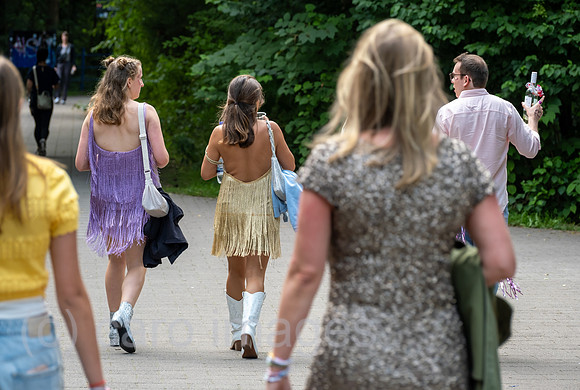 Deutschland, Hamburg - Taylor-Swift-Fans auf dem Weg zum Konzert ihres Stars im Volksparkstadion