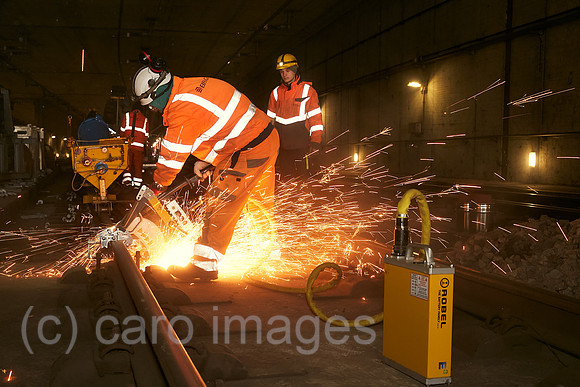 Berlin, Deutschland - Ein Facharbeiter mit einem Schienen-Trennschleifgeraet durchtrennt ein Gleis am Tunnelzulauf zum Tiefgeschoss des Berliner Hauptbahnhofes.