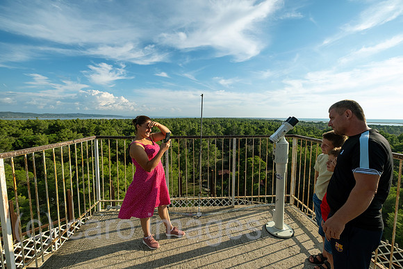 Albanien, Divjaka - Einheimische Touristen auf Aussichtsturm im Pinienwald im Nationalpark Divjaka-Karavasta an der Adriakueste