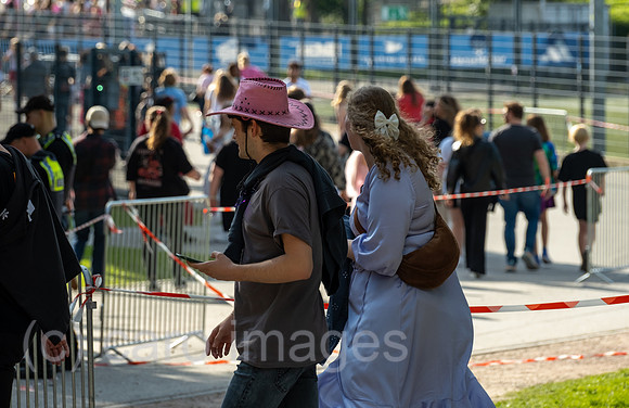 Deutschland, Hamburg - Taylor-Swift-Fans auf dem Weg zum Konzert ihres Stars im Volksparkstadion