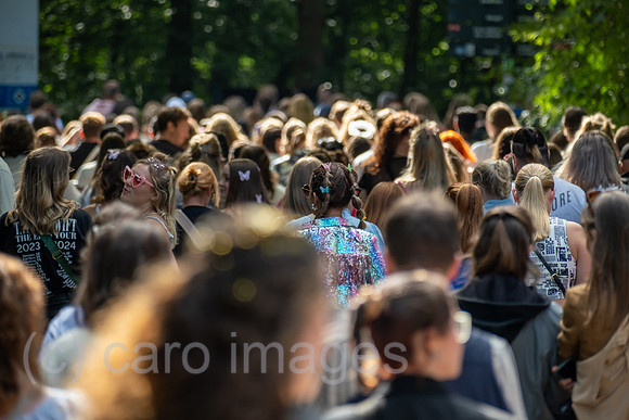 Deutschland, Hamburg - Taylor-Swift-Fans auf dem Weg zum Konzert ihres Stars im Volksparkstadion