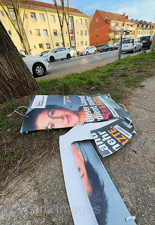 Deutschland, Bremen - Demoliertes Wahlplakat der kremlfreundlichen Partei BSW, nach der Bundestagswahl 2025, bei der sie knapp an der Fuenfprozenthuerde scheiterte