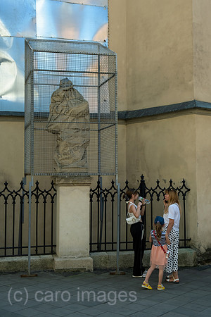Ukraine, Lwiw - Splitterschutz fuer eine Skulptur vor einer Kirche (Lateinische Kathedrale Mariae Himmelfahrt) am Rynok (Marktplatz) wegen des russischen Angriffskriegs