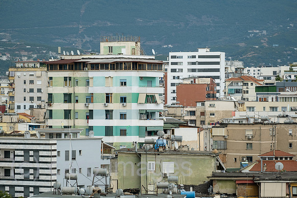 Albanien, Tirana - Wohnblocks im Zentrum