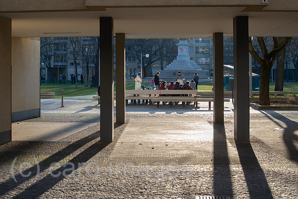 Berlin, Deutschland - Hausdurchgang am Mehringplatz in Kreuzberg