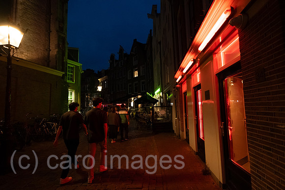 Niederlande, Amsterdam - Rotlichtviertel im Grachtenguertel (Centrum), rechts die Fenster von Prostituierten