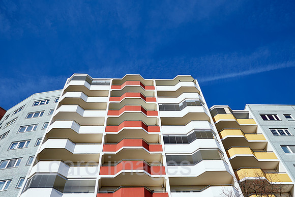 Berlin, Deutschland - Sanierte und modernisierte Hochhaeuser in Plattenbauweise in Berlin-Marzahn.