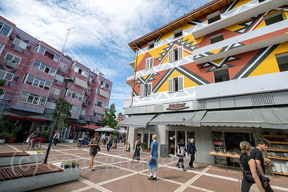 Albanien, Tirana - die bunten Haeuser am Platz Pazari i Ri, in dessen Mitte die bekannte Markthalle steht, sind ein Symbol fuer die Verschoenerung der Stadt in den letzten Jahren