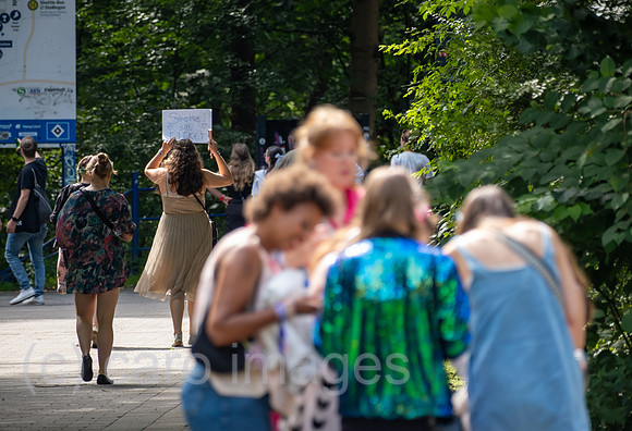 Deutschland, Hamburg - Taylor-Swift-Fans auf der Suche nach einem Ticket vor dem Konzert ihres Stars im Volksparkstadion