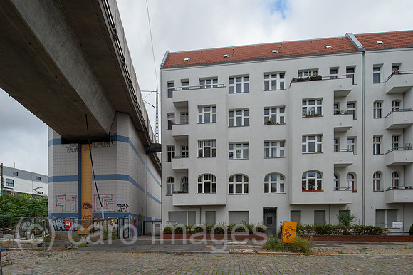 Berlin, Deutschland - Vom Abriss bedrohtes Mietshaus Tegeler Strasse 1 auf dem Gelaende der Bayer-AG