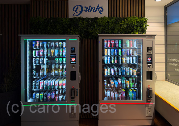 Deutschland, Bremen - Getraenkeautomat in einem oeffentlichen Gebaeude mit alkoholischen Getraenken (links) und softdrinks (rechts)