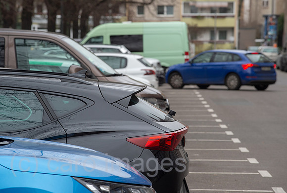 Berlin, Deutschland - Auto bein Einparken in eine Parkluecke