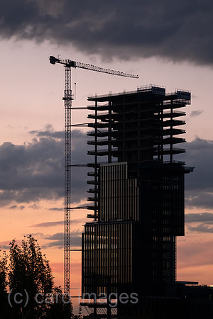 Albanien, Tirana - Hochhaus im Bau (zur Zeit der Aufnahme pausiert) am Skanderberg-Platz
