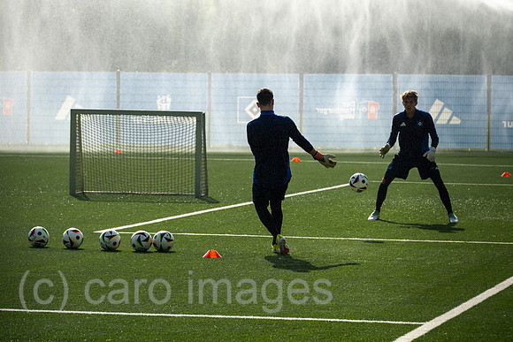 Deutschland, Hamburg - junge Fussball-Profis des HSV beim Torwarttraining