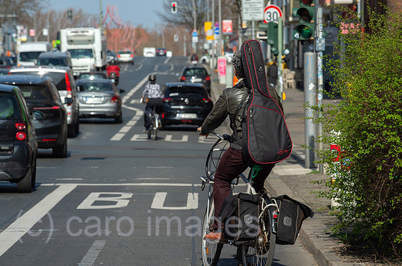 Berlin, Deutschland - Fahrradfahrer im Strassenverkehr