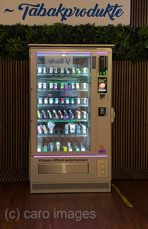 Deutschland, Bremen - Automat mit vapes, liquids und Tabakprodukten in einem oeffentlich zugaenglichen Gebaeude