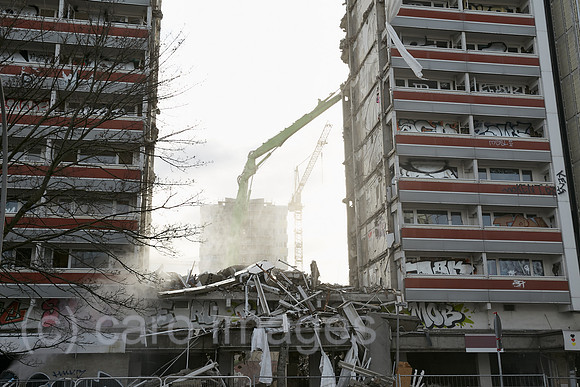 Berlin, Deutschland - Abrissarbeiten an einem Plattenbau an der Mollstrasse in Berlin-Mitte.