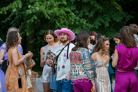 Deutschland, Hamburg - Taylor-Swift-Fans auf dem Weg zum Konzert ihres Stars im Volksparkstadion