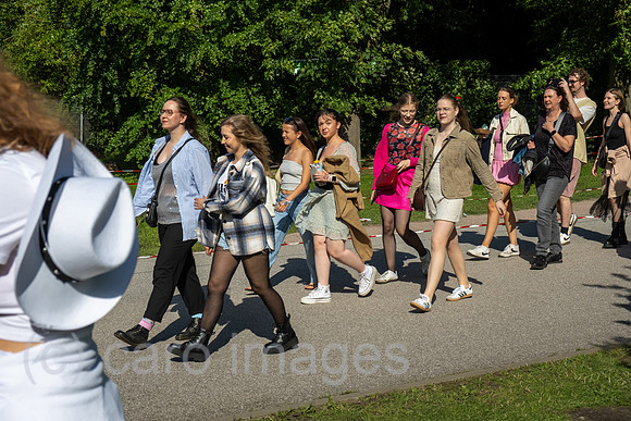 Deutschland, Hamburg - Taylor-Swift-Fans auf dem Weg zum Konzert ihres Stars im Volksparkstadion