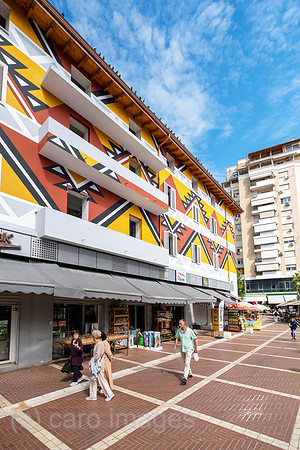 Albanien, Tirana - die bunten Haeuser am Platz Pazari i Ri, in dessen Mitte die bekannte Markthalle steht, sind ein Symbol fuer die Verschoenerung der Stadt in den letzten Jahren