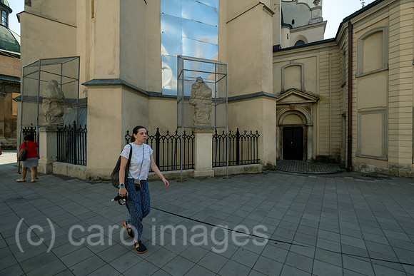 Ukraine, Lwiw - Splitterschutz fuer eine Skulptur vor einer Kirche (Lateinische Kathedrale Mariae Himmelfahrt) am Rynok (Marktplatz) wegen des russischen Angriffskriegs