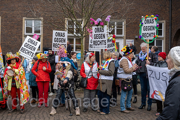 Deutschland, Bremen - OMAS GEGEN RECHTS beim Bremer Karneval