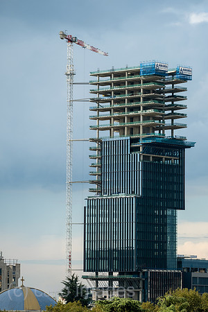 Albanien, Tirana - Hochhaus im Bau (zur Zeit der Aufnahme pausiert) am Skanderberg-Platz