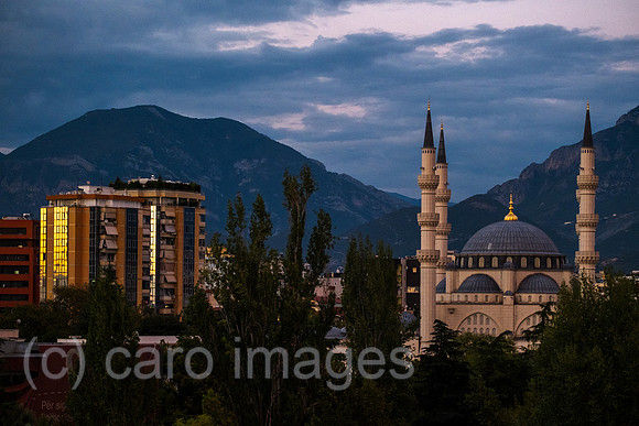 Albanien, Tirana - Grosse Moschee von Tirana (2022), auch Namazgah-Moschee, gilt als groesste Moschee des Balkans (5000 Plaetze), links Wohnblocks