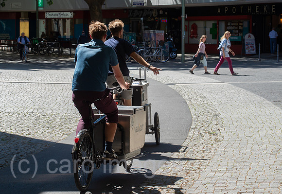 Berlin, Deutschland - Fahrradfahrer auf Lastenraedern