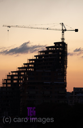 Albanien, Tirana - Hochhaus im Bau (Buerohaus, zur Zeit der Aufnahme pausiert) im Zentrum